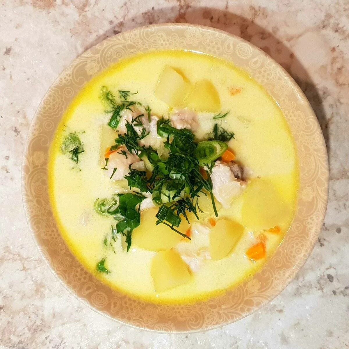 Суп с индейкой и сыром. Сырный суп рокфор. сырный суп с горгонзолой. сырный суп с индейкой. сырный бульон.