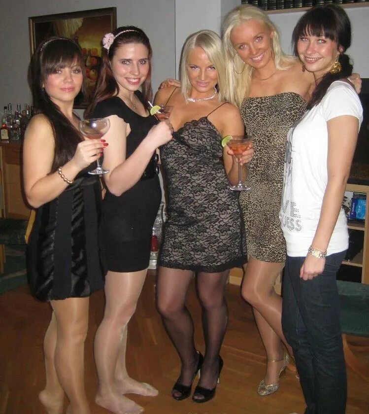 Раб для девичника. Девушки группа домашнее. Много девушек в колготках. Провинциальные девчонки. Фотосессия для компании девушек.