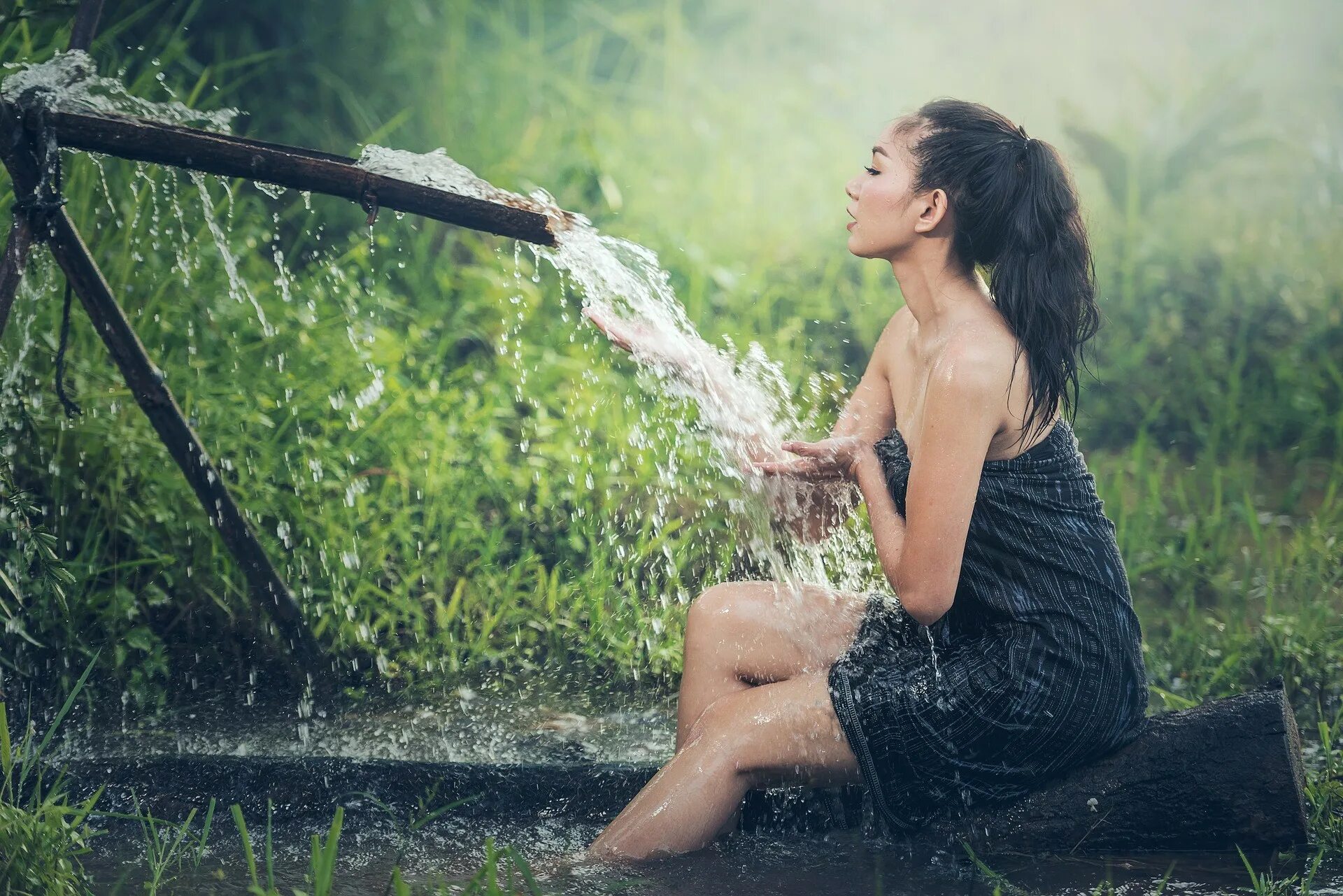 Девушка в воде. Фотосессия в воде. Девушка и струя воды. Фотосессия в душе.