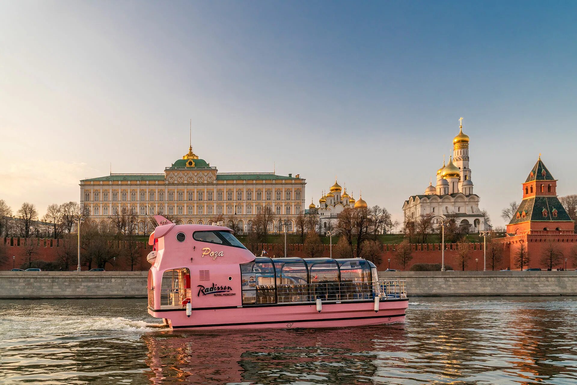 Покататься на трамвайчике в москве. Речной трамвайчик Рэдиссон. Речные трамвайчики Рэдиссон в Москве. Флотилия Рэдиссон речные трамвайчики. Рэдиссон Речная прогулка Москва.