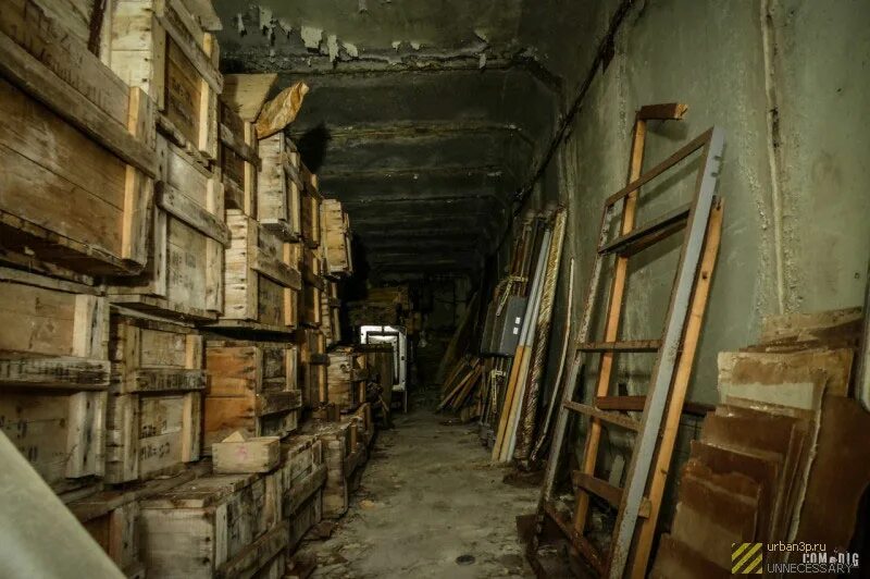 Подземных бункерах в нахабино. Бункер помощь. Убежище игра в бункере. Музей холодной войны «бункер-42». Сталкер лаборатория коридор.