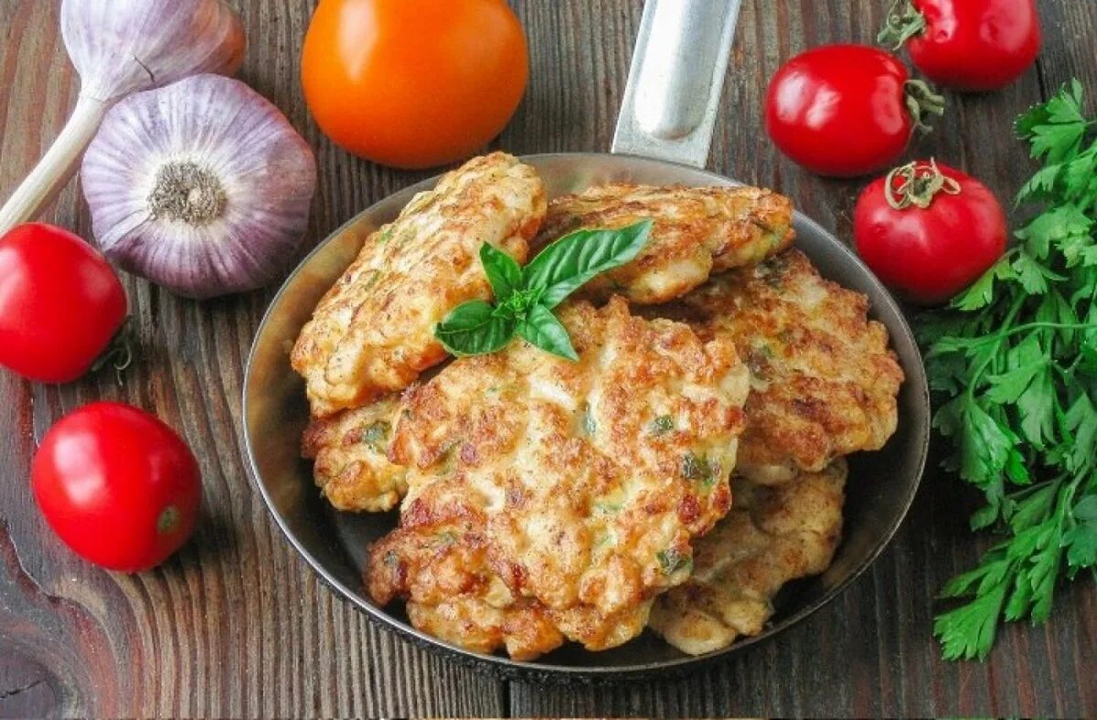 Рубленая курица рецепты. Рубленные котлеты. Котлеты рубленые из курицы. Рубленные котлеты с сыром. Рубленные куриные котлеты с сыром.