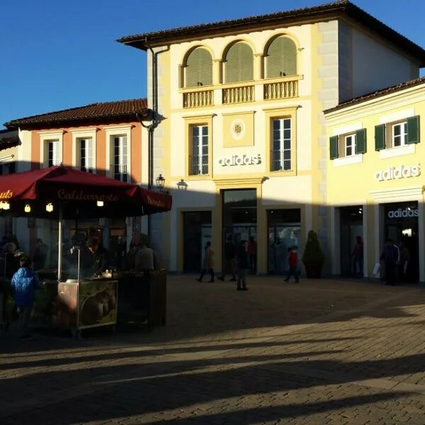 Serravalle outlet. Серравалле. Серравалле аутлет. Аутлет Серавали Серравалле. Serravalle Outlet в Милане.