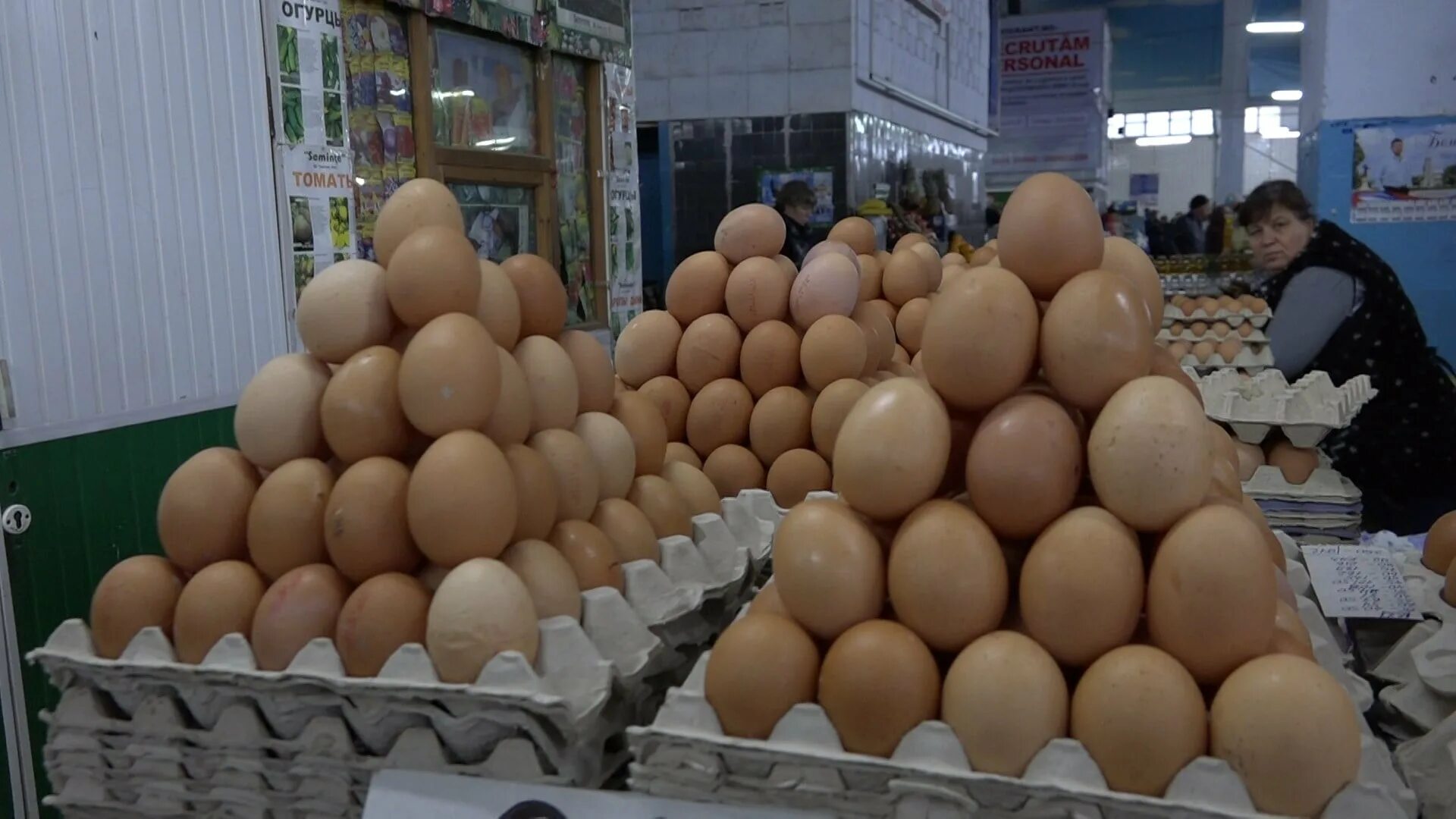 Полки для яички в магазине. Выкладка яиц в магазине. Выкладка яиц. Магазин яиц. Хранение яиц в магазине.