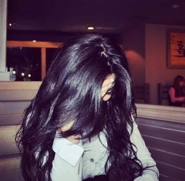 Светлана мазепа адамовка. Брюнетка со спины зимой. Брюнетка со спины с длинными волосами зимой. Девушка с чёрными волосами со спины. Девушка зимой со спины.