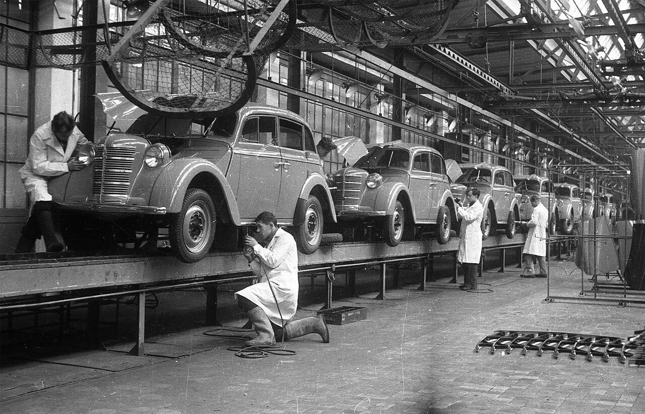 Историю про завод. Москвич 400 конвейер АЗЛК. Завод Москвич 1950. СССР 1950е инженеры. Москвич 401 на конвейере МЗМА.