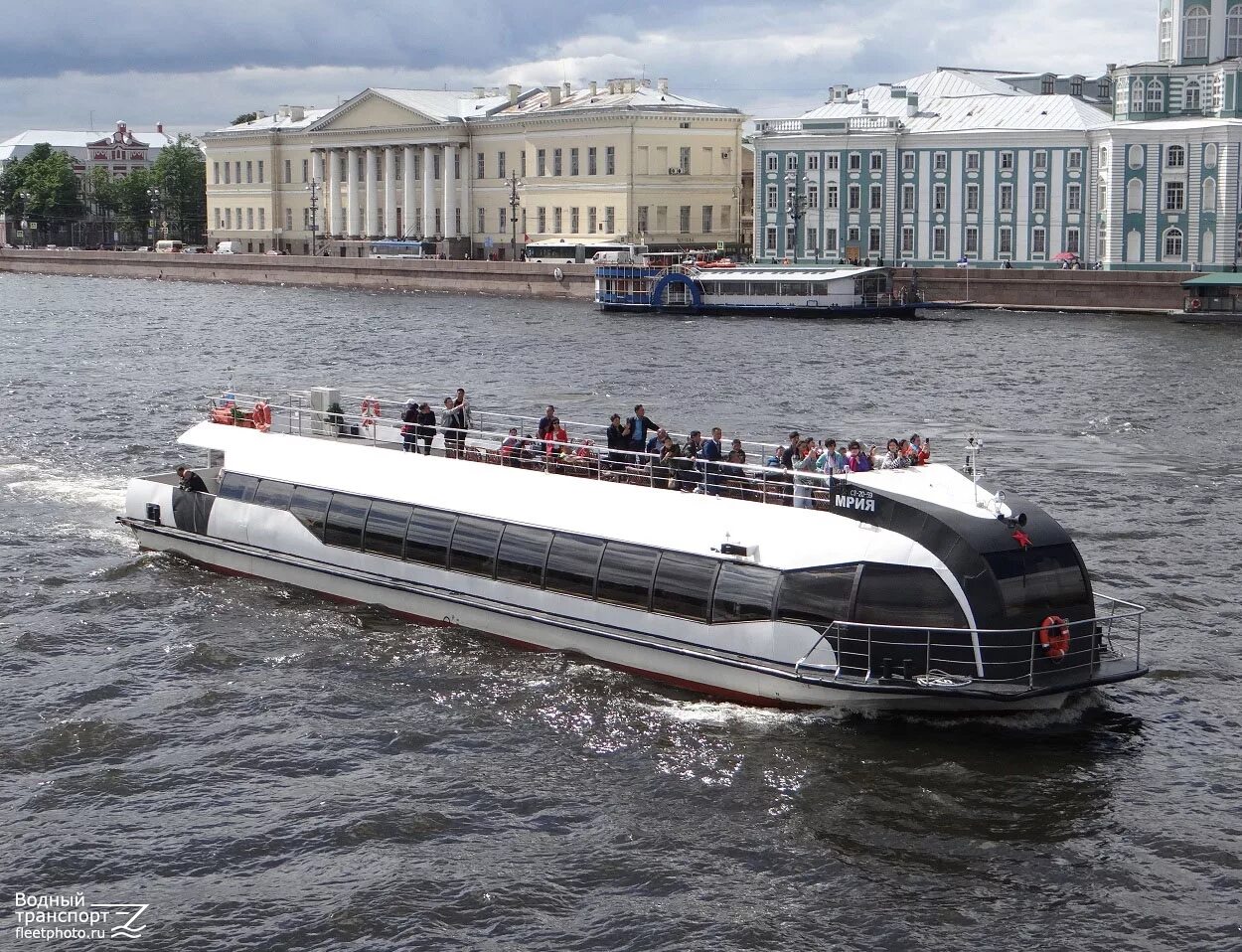 Метеор санкт-петербург петергоф. Аквабус в санкт-петербурге 2022. Дворцовая пристань санкт-петербург метеор. Речной трамвайчик питер. Речной трамвайчик питер.