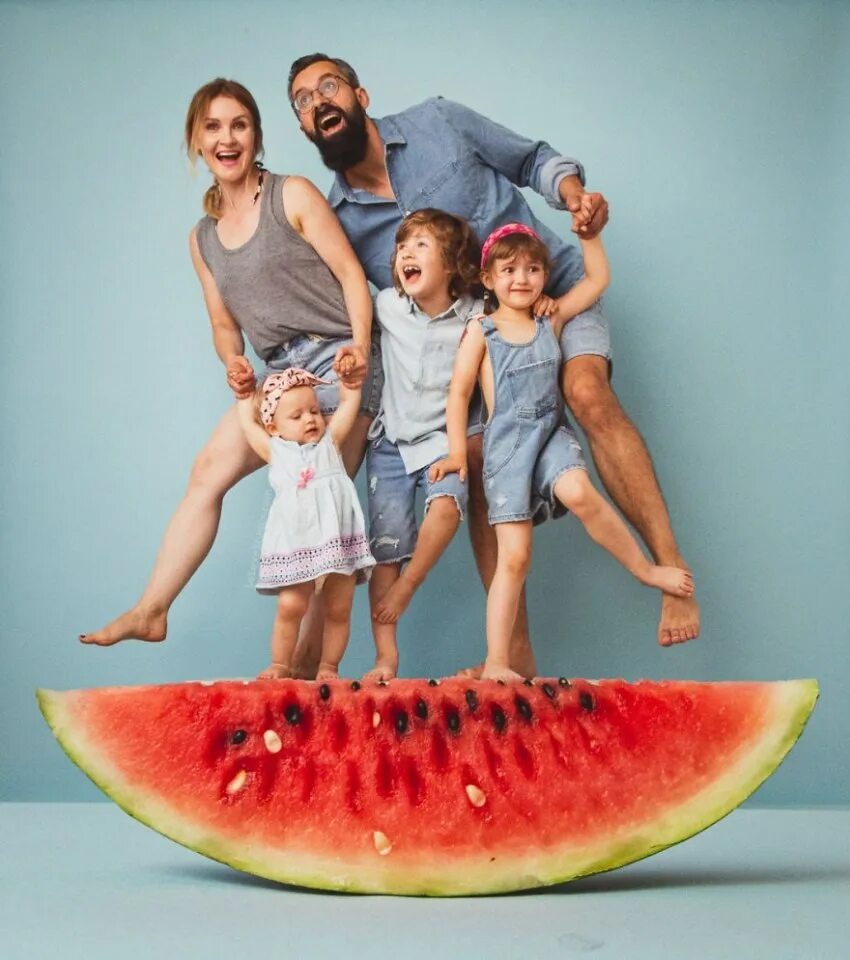 Креативная фотосессия семьи. Креативные идеи для фотосессии с детьми. Креативные идеи. Креативное фото семьи. Оригинальные идеи для фотосессии.