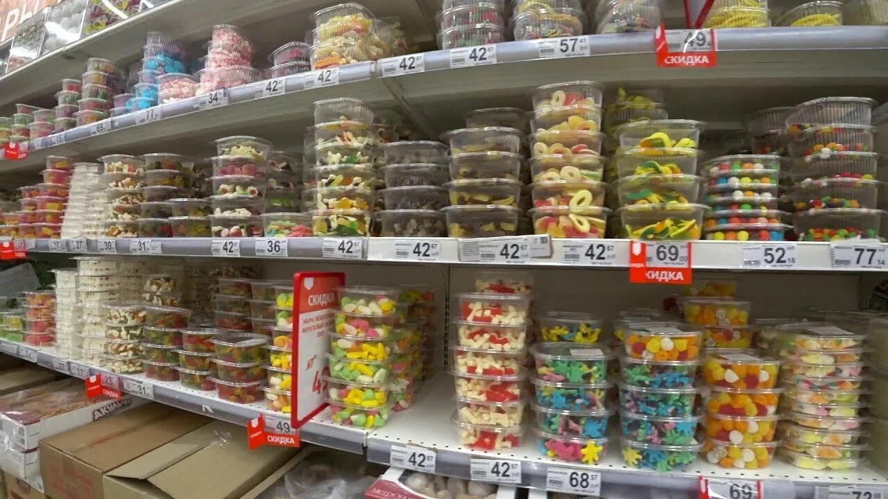 Еще магазин низких волгоград. Сеть магазинов. Продукты в магазине светофор. Дешевые магазины волгоград. Магазин маяк волгоград.