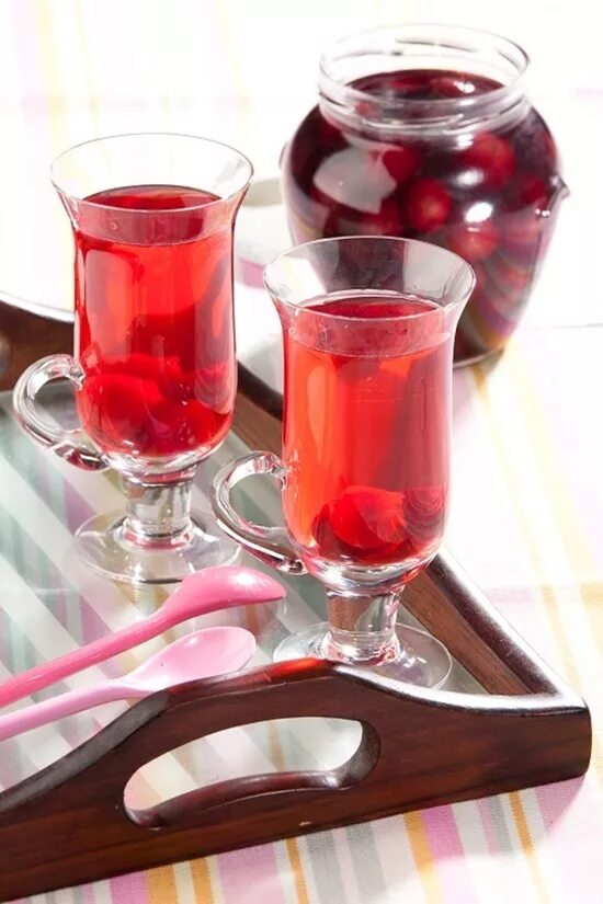 Компот из вишни. Вишневый компот. компот вишня. холодный компот.