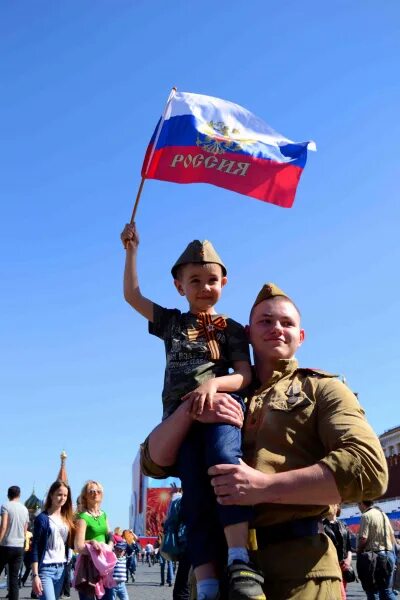 Патриотизм. Россия патриотизм. Человек с флагом. Патриотическая фотосессия.