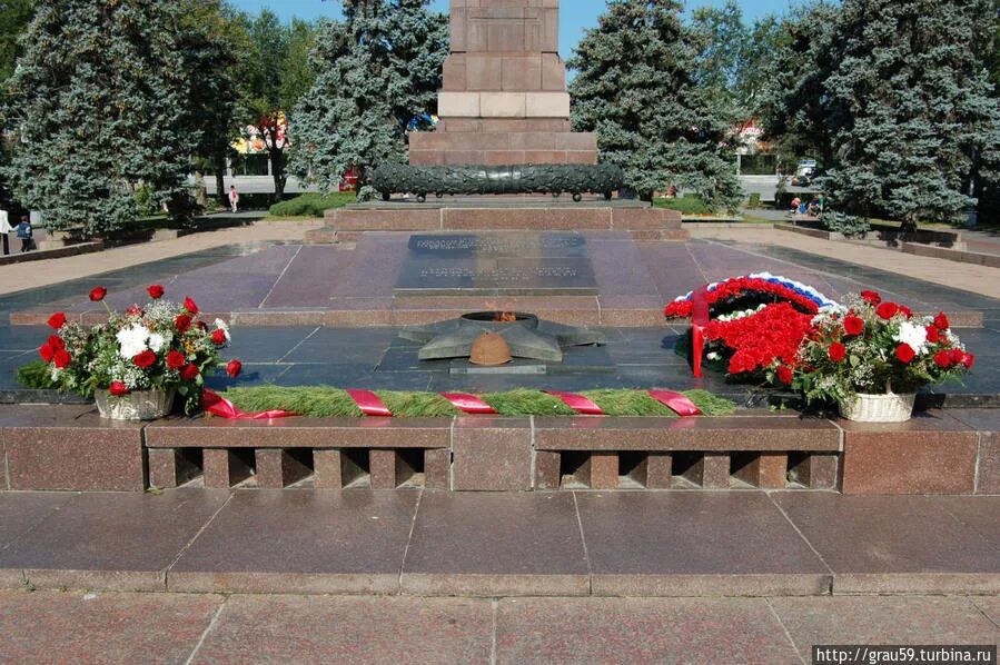 Площадь павших борцов. Вечный огонь на площади павших борцов волгоград. вечный огонь волгоград аллея героев. волгоград площадь павших бойцов. памятник на площади павших борцов волгоград.