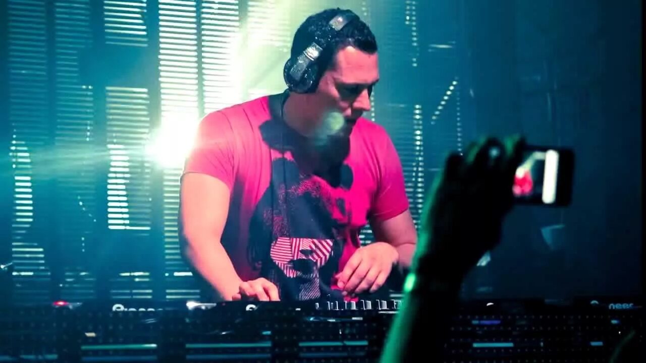 Dj hardwell диджеи нидерландов. Getter американский диджей. Dyro нидерландский диджей. Dj dutch. Dj fame.