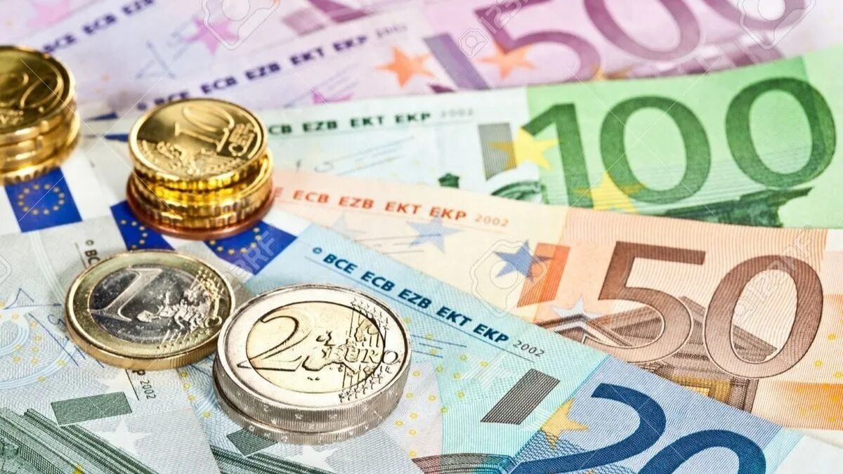 Euro vs dollar. Обмен евро. Купюры евро. Euro exchange. 1000000000 евро.