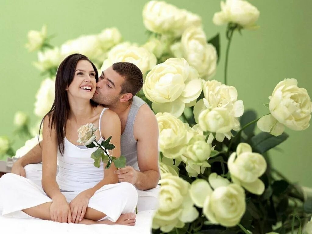 Парень с гитарой и девушка. Мужчина дарит цветы. Мужчина женщина гитара. Фотосессия с букетом цветов. Мужчина дарит цветы.