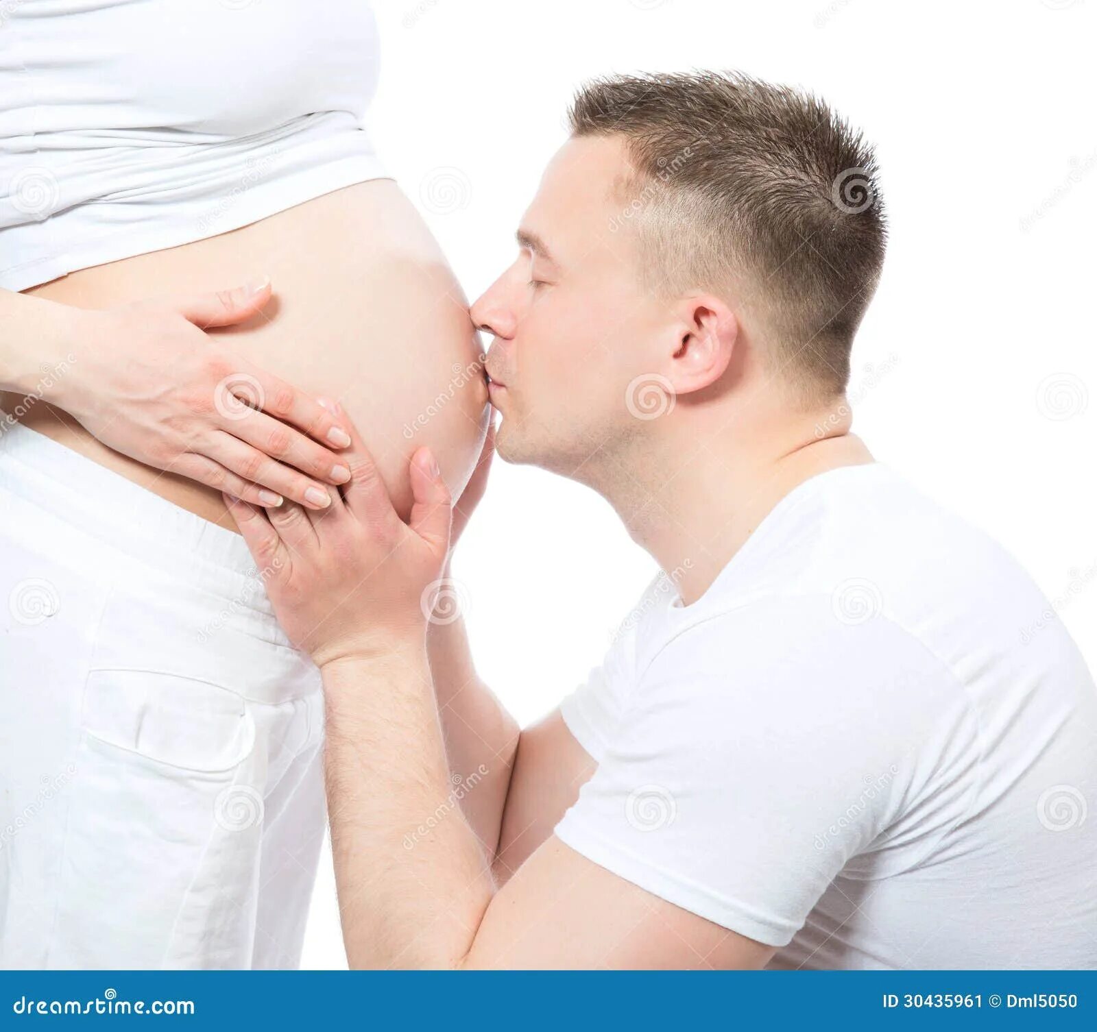 Забеременеть от родного сына. Беременных женщин с мужчинами. Мужчина целует беременный животик. Беременные мужчины.