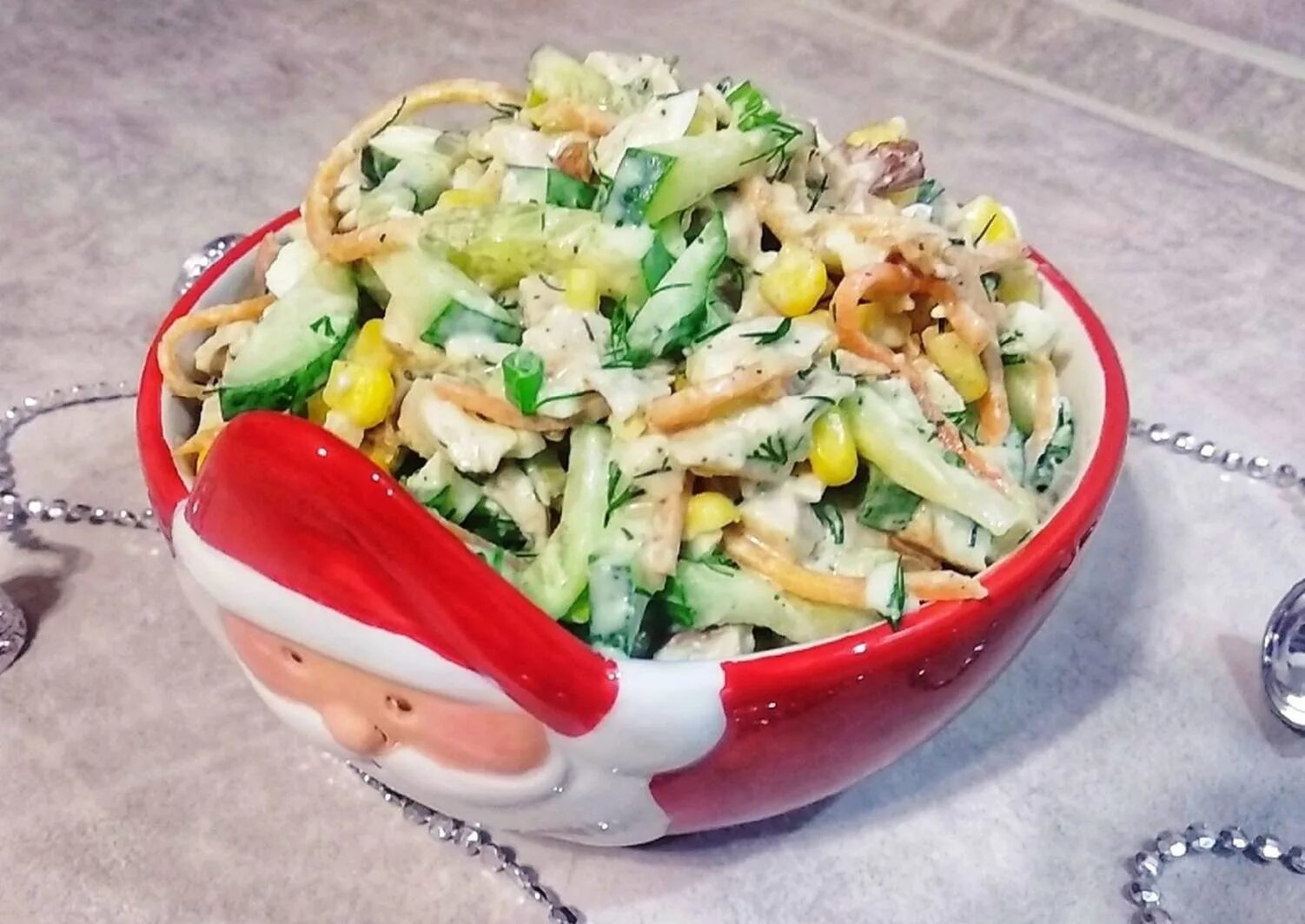 салат с копченым окорочком. салат с копчёной курицей. салат с копченой курочкой. копченая курица. салат из копченого окорочка.