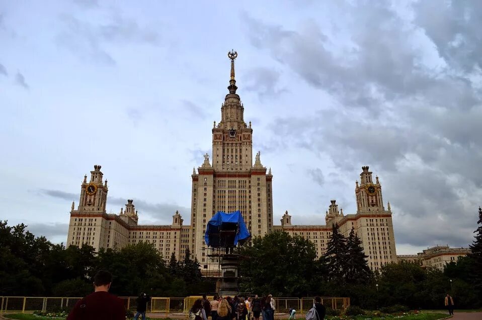 Восьмая высотка. Восьмая сталинская высотка в москве. 8ая сталинская высотка. восьмая сталинская высотка чечулин. сталинская высотка в зарядье.