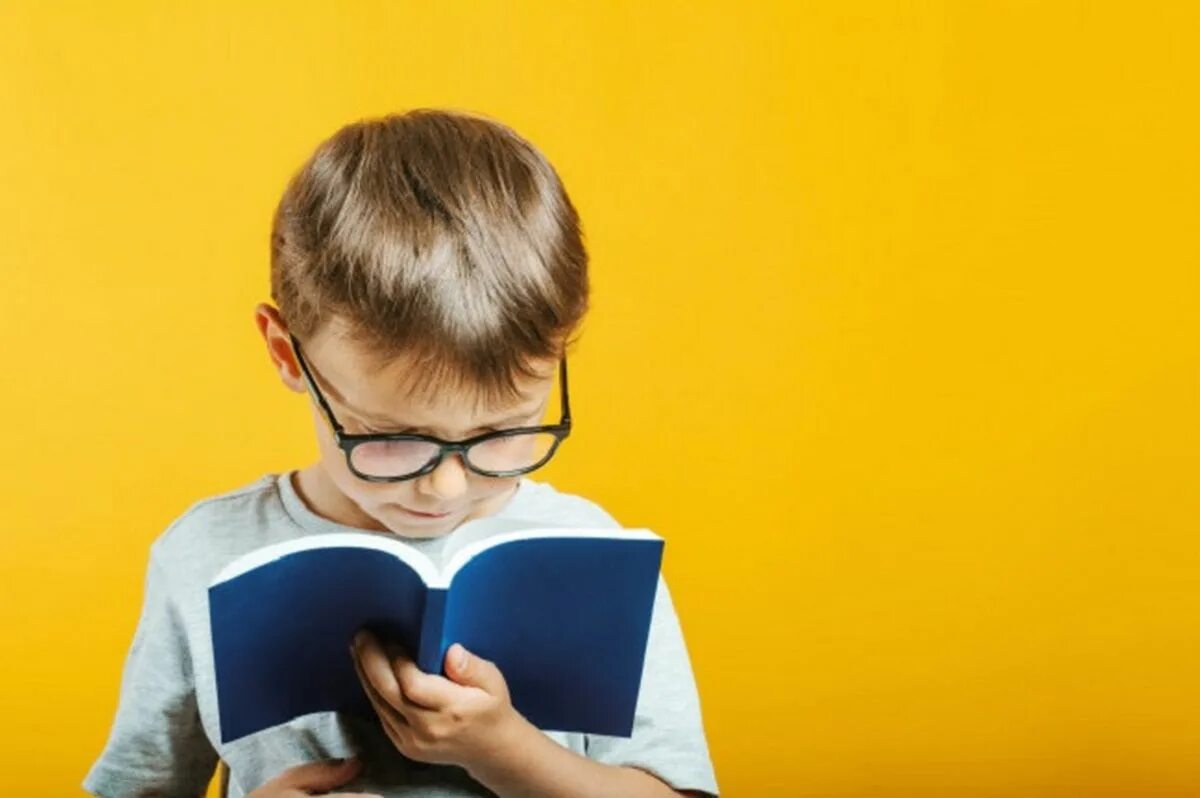 Дети учат английский. Дети читают. Ребенок изучает книгу. Ребенок читает английскую книгу. 5 удивительных детей