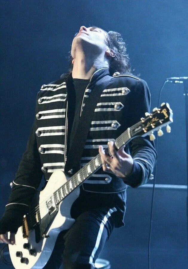 Фрэнк гитара. Фрэнк my chemical romance. фрэнк айеро. my chemical romance фрэнк айеро. фрэнк айеро 2008.