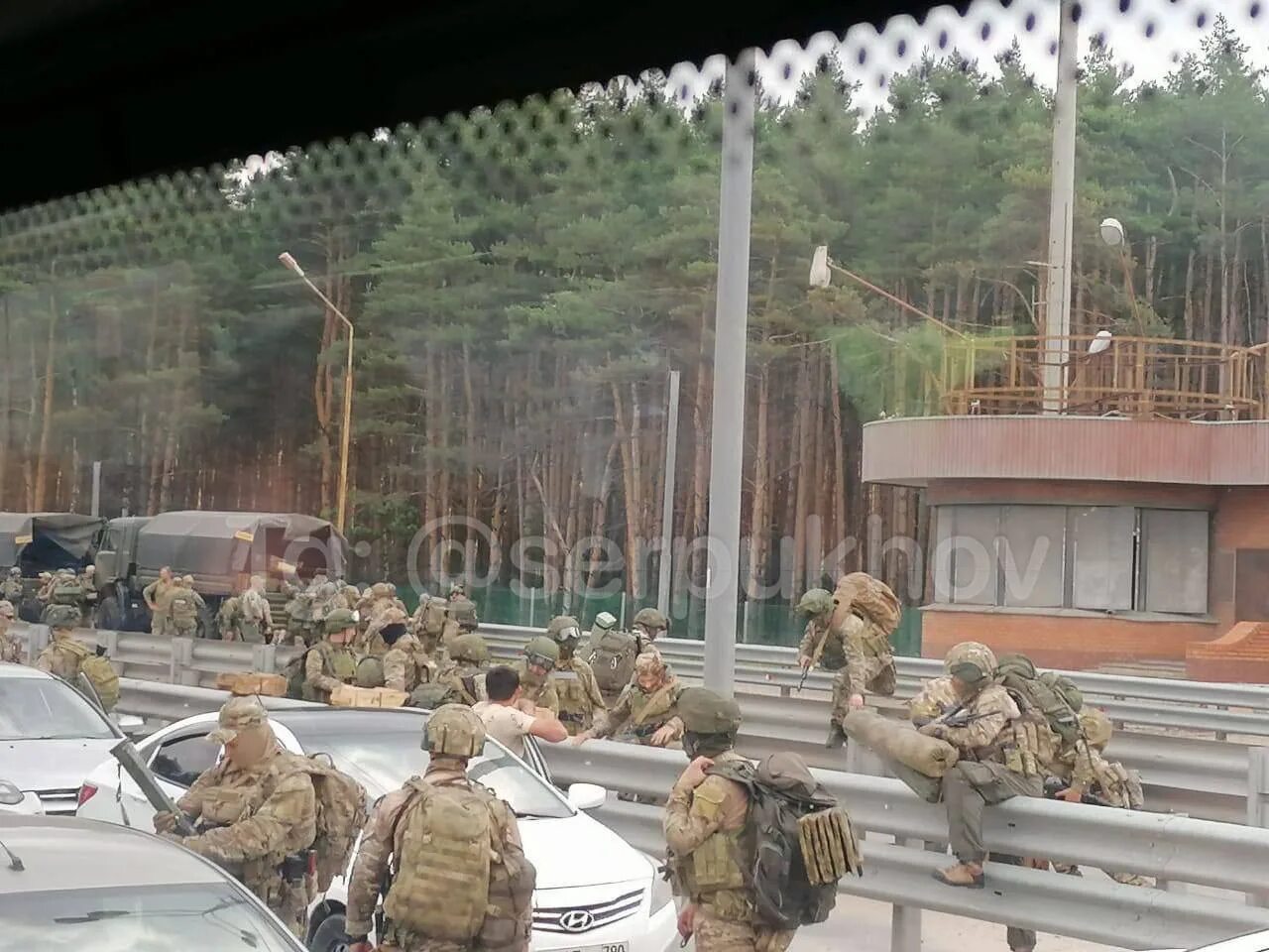 Колонна военной техники. Новости сегодня 05. Дтп на зубовском бульваре в москве. Ил 76 рязань. Авария мерседес москва зубовский бульвар.