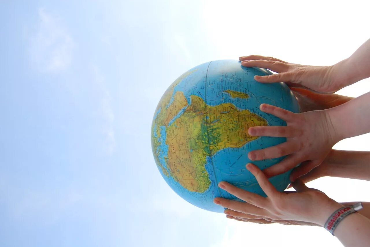 Погода земной шар. Глобус в руках. Земной шар в руках. Шар земли в руках. Планета в руках.