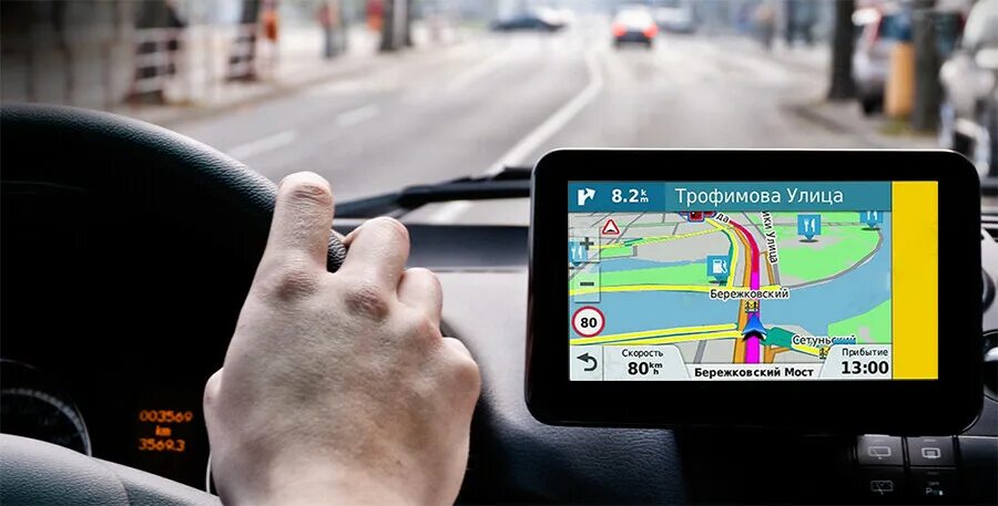 Навигатор для начинающих водителей. S3c2413 gps-навигатор. Человек с навигатором. Навигация на торпеду автомобиля. Кнопка навигатора.