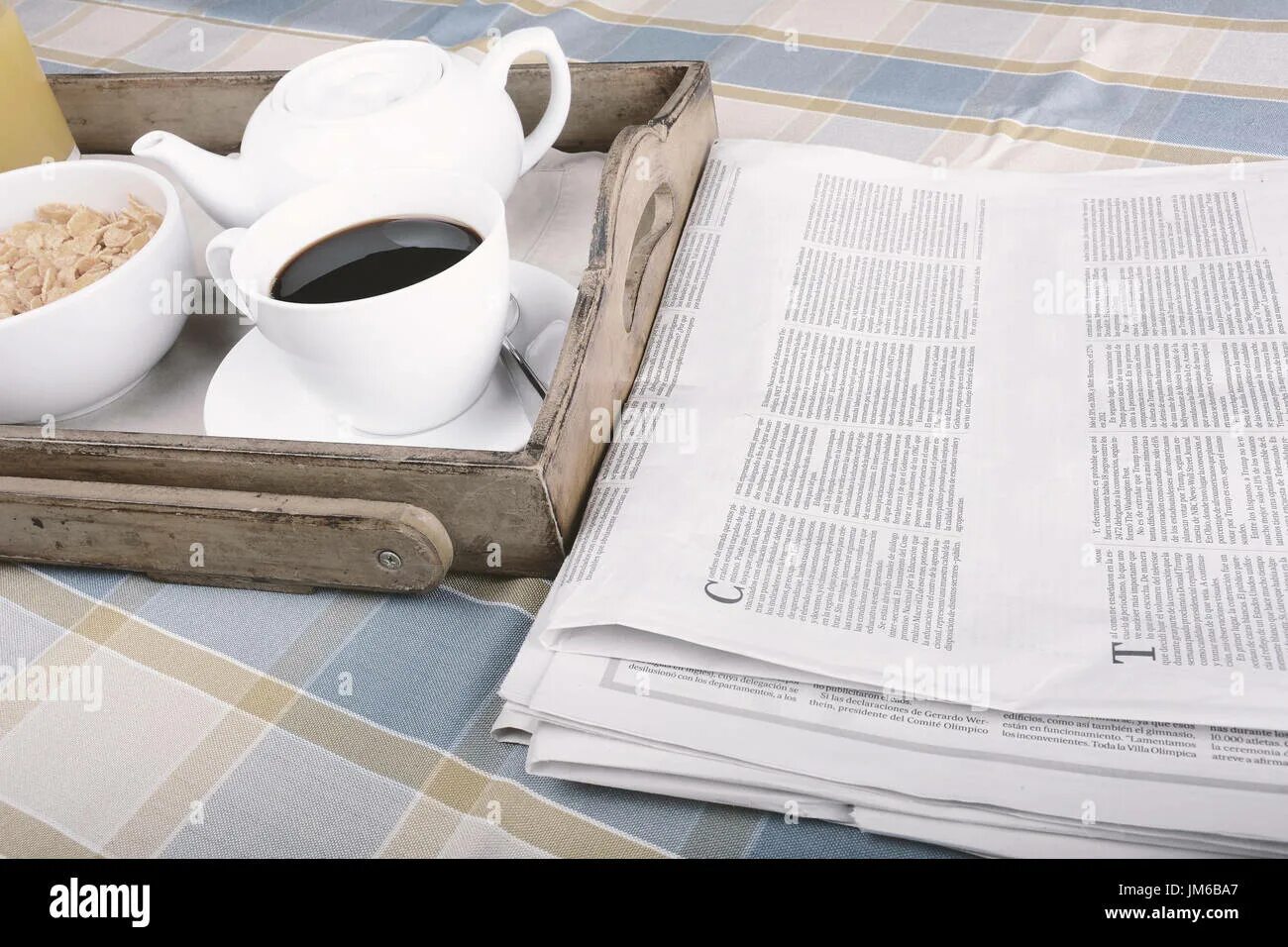 Peter buys a morning newspaper every day. Газета на столе вид сверху. Стол застеленный газетами с едой. Аппликация завтрак с газетой. Газета утро.