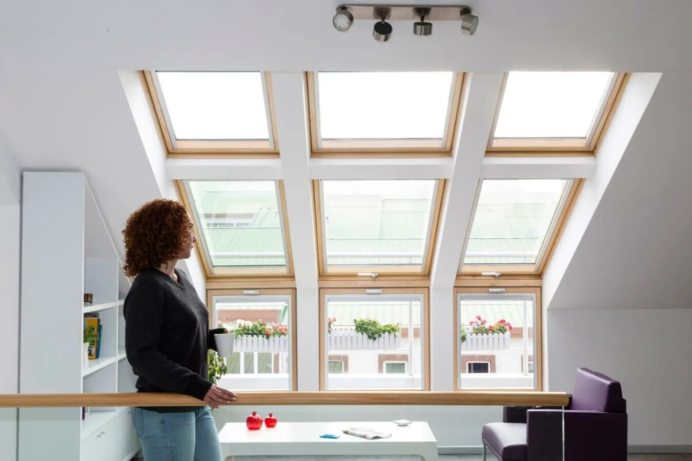 Окно-балкон fakro fgh-v p2 galeria. Шторы для мансардных окон velux. Окна на мансарде. Навес с окнами velux. Мансардное окно fakro.
