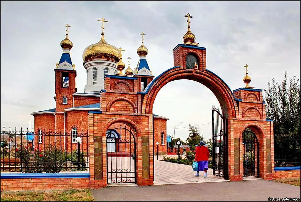 Зимовники сальск. Песчанокопское храм. Храм в селе Песчанокопское. Песчанокопское Ростовская область Церковь. Храм православный Пресвятой Богородицы село Песчанокопское.