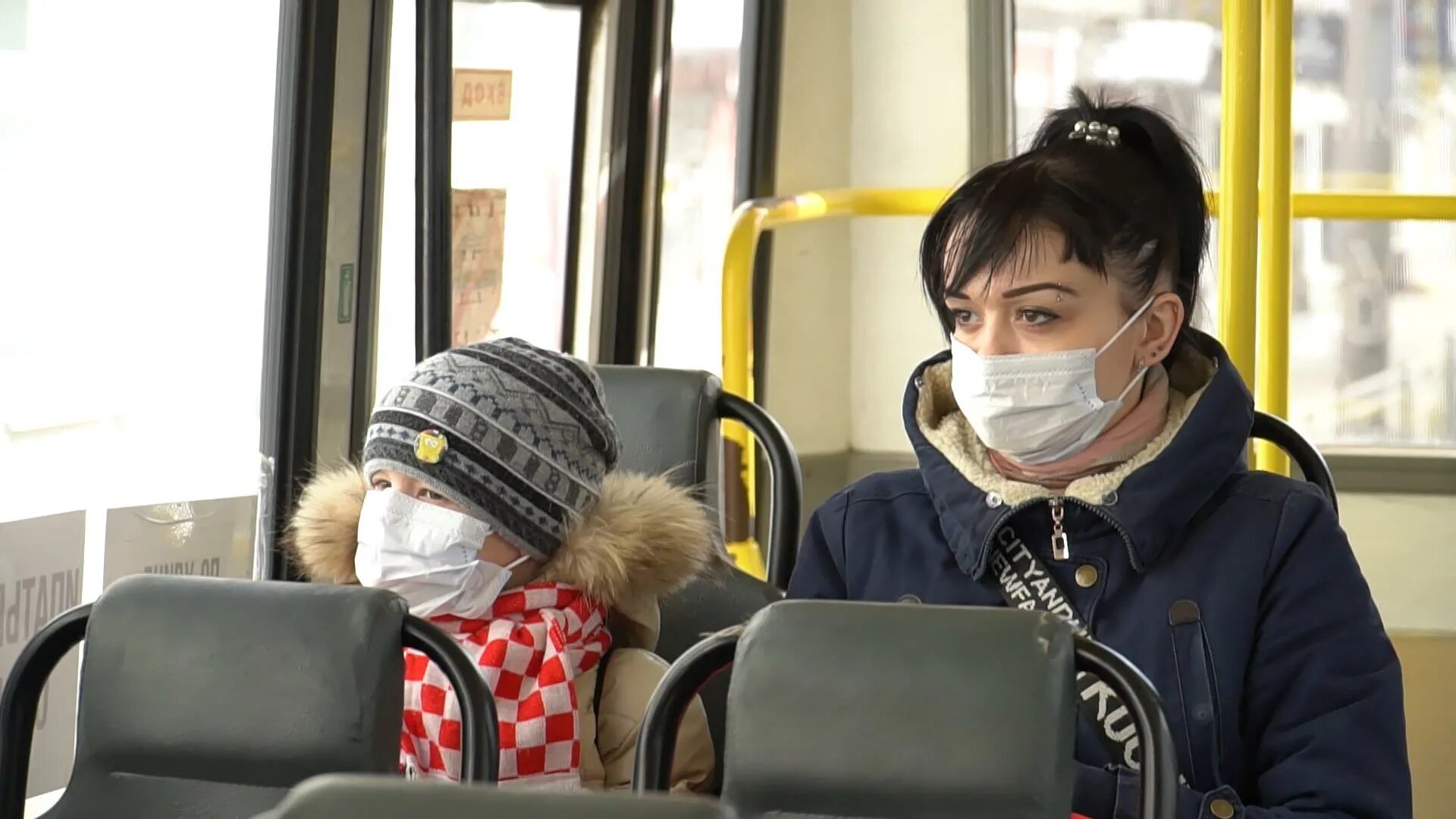 Маски в общественных местах. Люди в масках в автобусе. Маски в общественном транспорте. Надел страдать