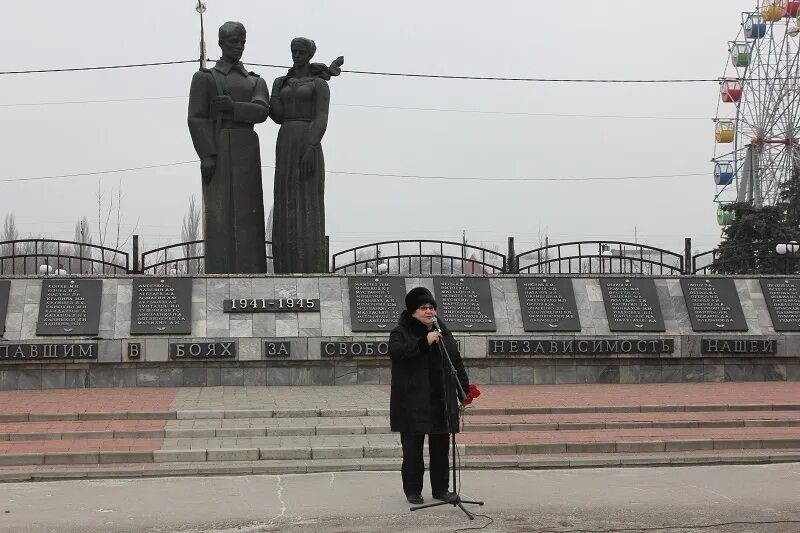 Магазин победа продсклад. Победа морозовск. Мемориальный комплекс морозовск. Самолёт миг 21 памятник волгоград. Кафе морозовск ростовская область.
