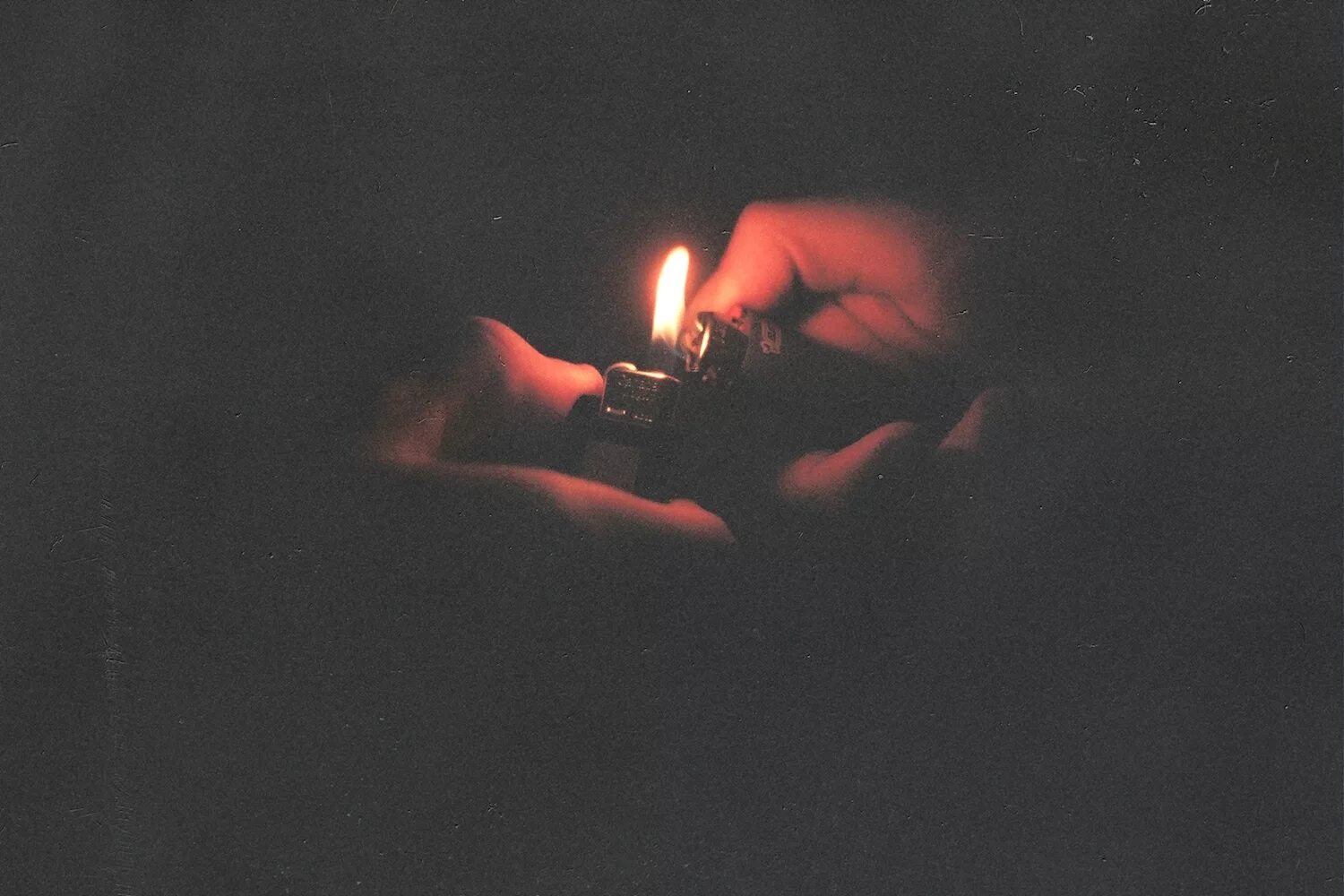 Души тлеют песня. Сигарета в темноте. Огонь в темноте Эстетика. Сигарета в руке ночью. Рука с зажигалкой в темноте.