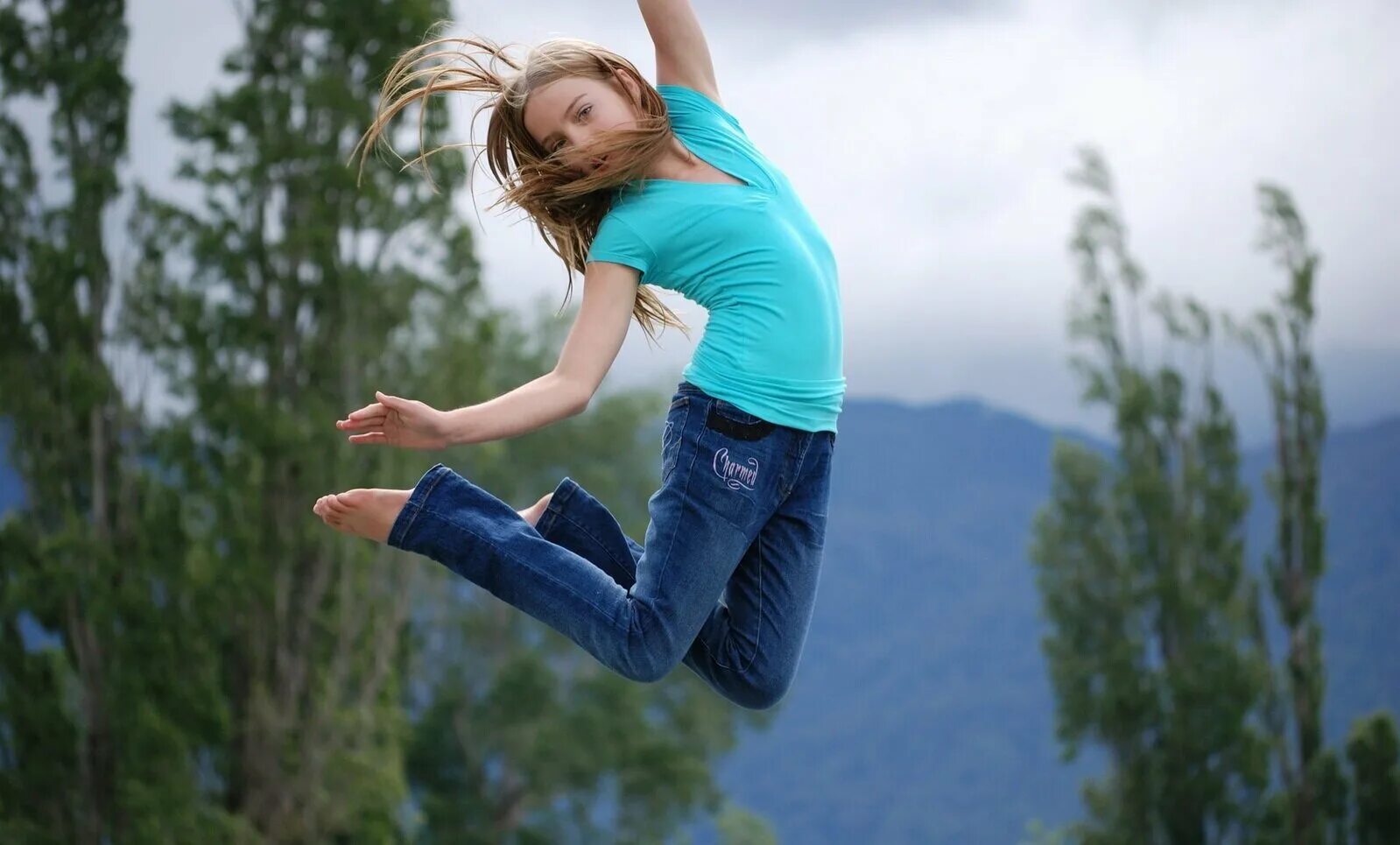 Фотки. Девушка в прыжке. Девушка прыгает. Девушка прыгает в воздухе. Фотосессия в воздухе.