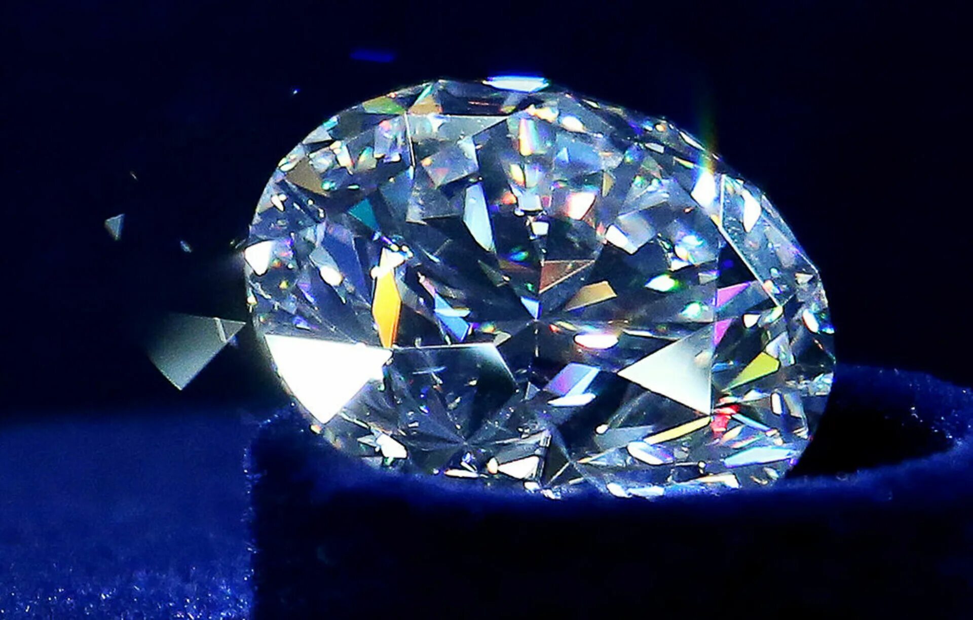 Бриллиантовое свечение. Алмаз к23. Неограненный алмаз. 3000 алмазов. Alrosa diamonds.
