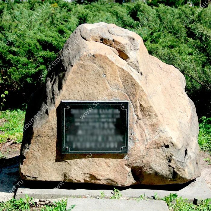 Stone памятники. Могильный камень валун. Могильный памятник природный валун. Таш – «камень, Могильный камень». Памятник жертвам политических репрессий "камень скорби"..