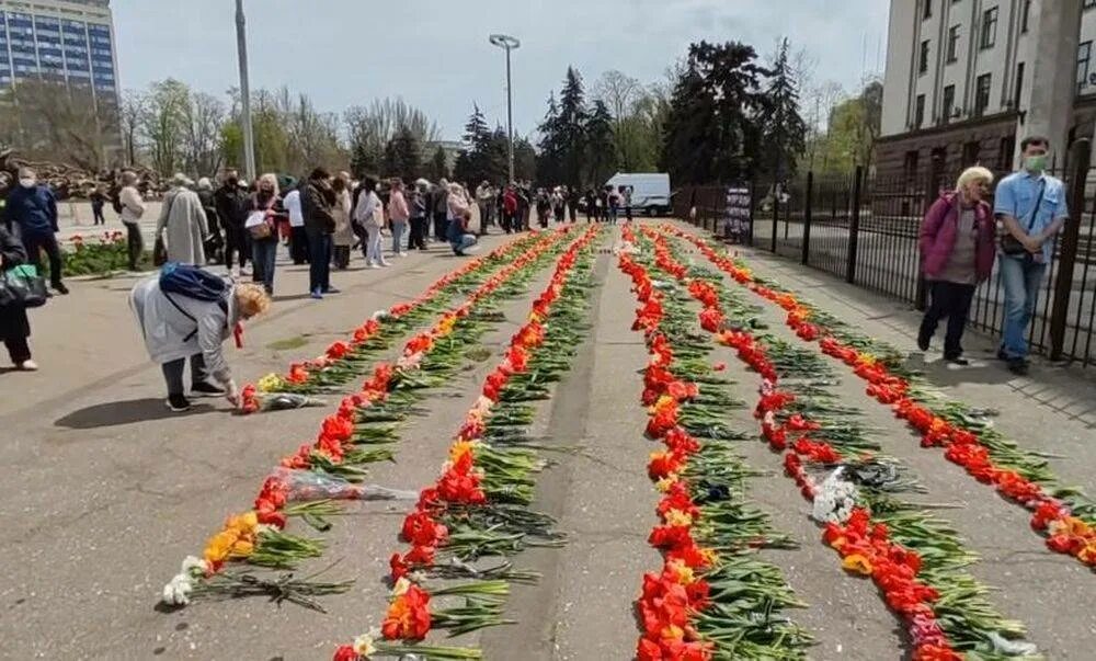 Сколько погибших в одессе. Дом профсоюзов в Одессе 2 мая 2014. Одесса 2 мая дом профсоюзов. Одесса дом профсоюзов трагедия. Одесса 2014 дом профсоюзов.