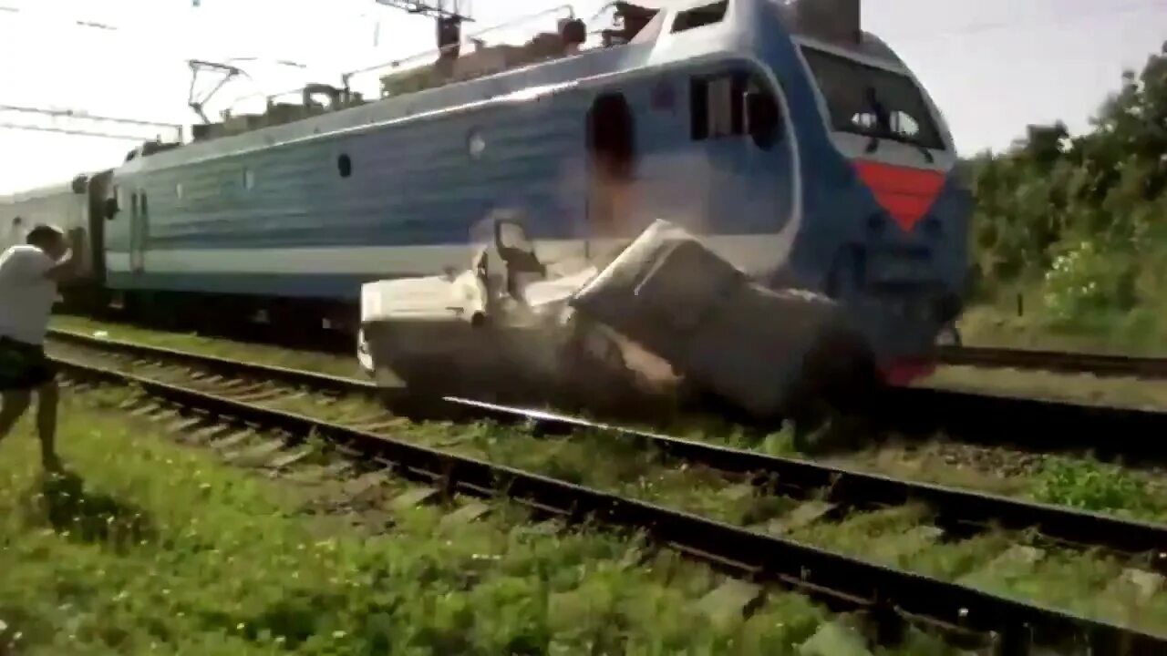 Видео поезд уезжает. Уазик против поезда.