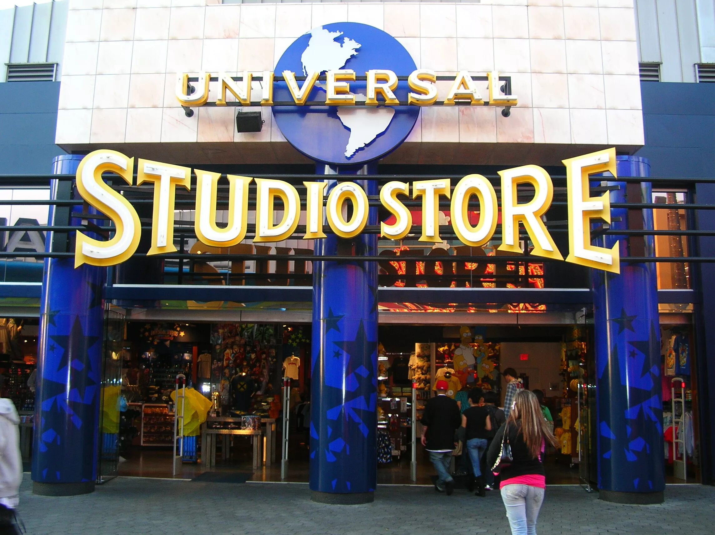 Studio store. Юниверсал студиос магазин. universal studios hollywood магазины. universal studios hollywood pizza. голливудский бульвар сувениры.