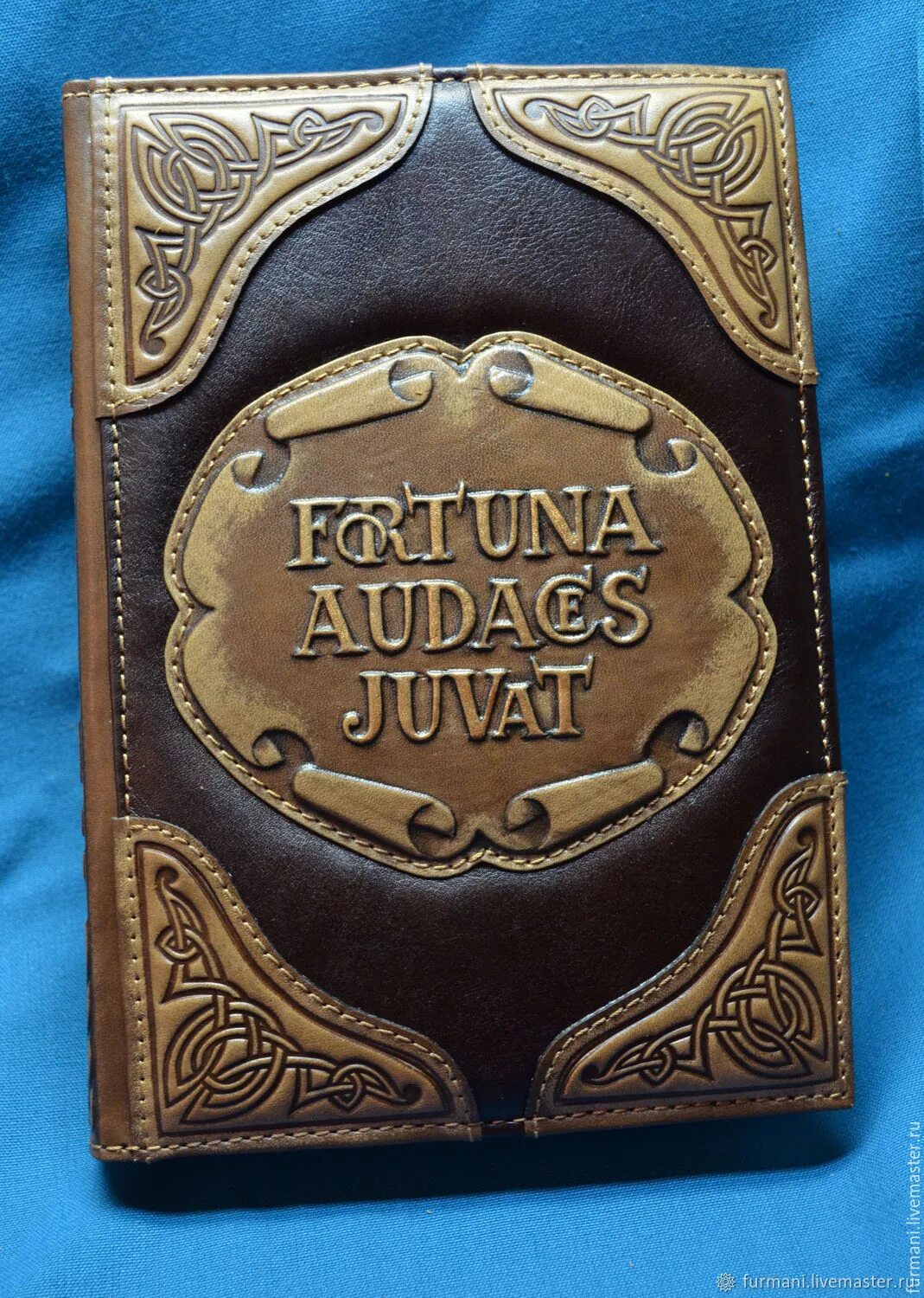 Audaces fortuna. Блокнот мужской кожаный в подарок. fortes fortuna juvat. fortas fartuna uvat.