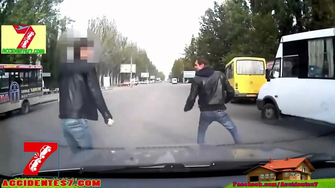 Драка водителей на дороге. Драка на дороге видео ютуб. Драка на дороге видео ютуб. Два мастера бесконтактного боя. Russian road rage.