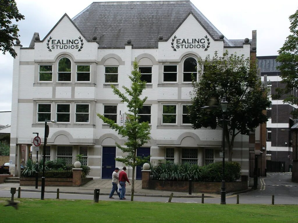 Илинг район Лондона. Ealing Studios. Ealing Studios заставки. Илинг район Лондона дома.