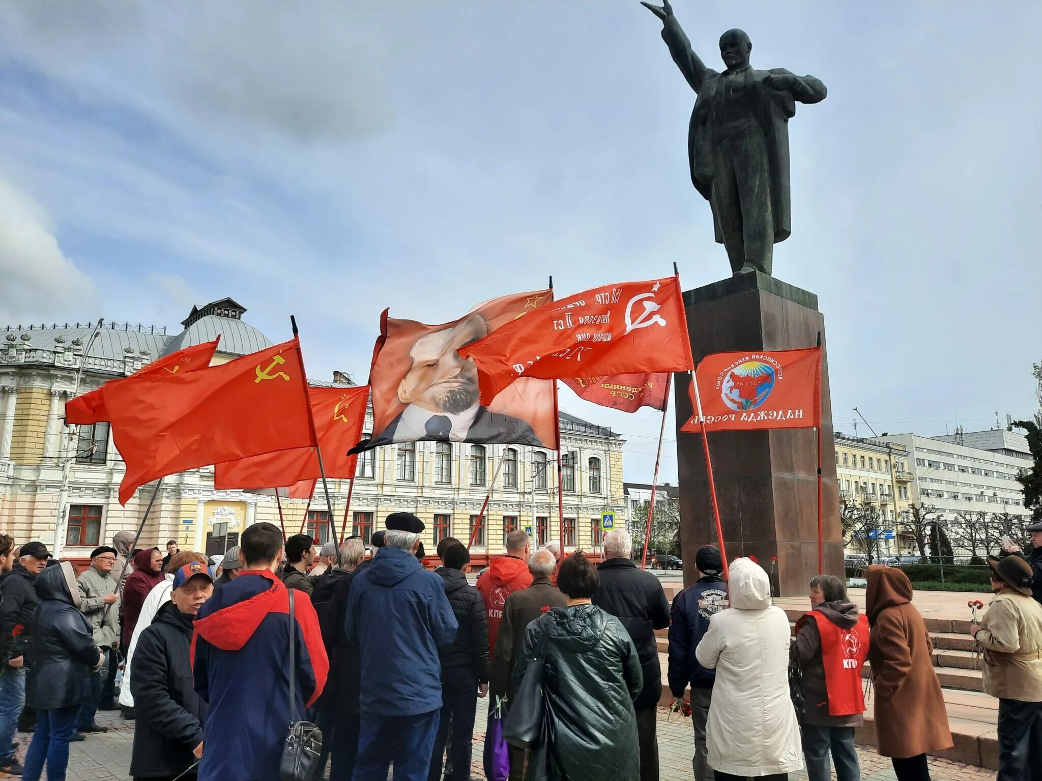 Г рождения ленина. Памятник Ленину. Памятник Ленину в Тамбове. 22 Апреля день рождения Ленина. Площадь Ленина.