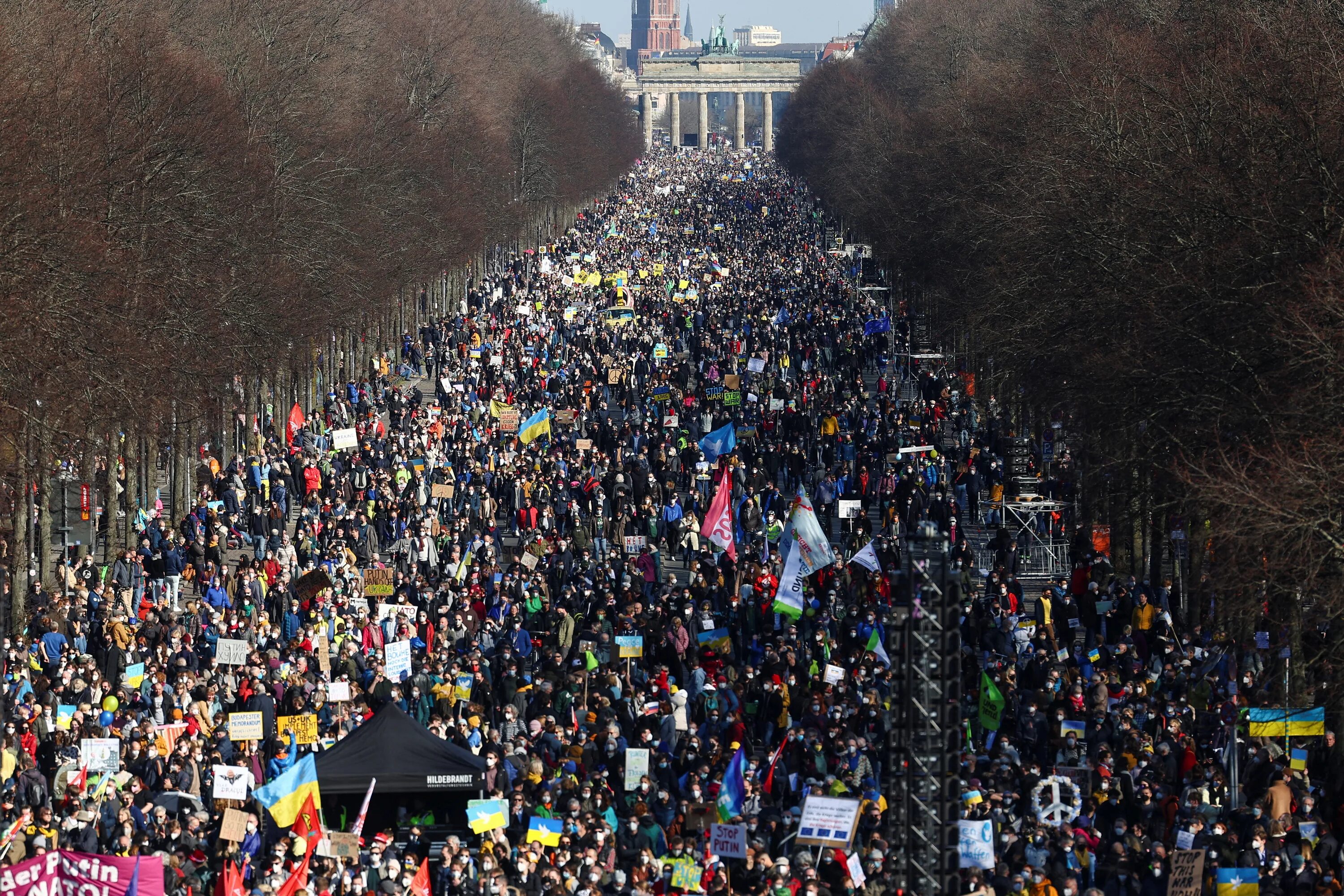 Люди поддержавшие украину. Митинги в Германии 2022. Антивоенные протесты в Германии. Митинги против войны с Украиной. Украинские митинги в Германии.