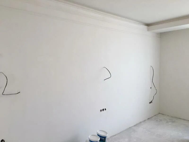 Под шпаклевка стен цены. Белая шпаклеванная стена. Шпаклёвка стен кв метр. Шпаклевка метр квадрат. Отшпаклеванные белые стены.