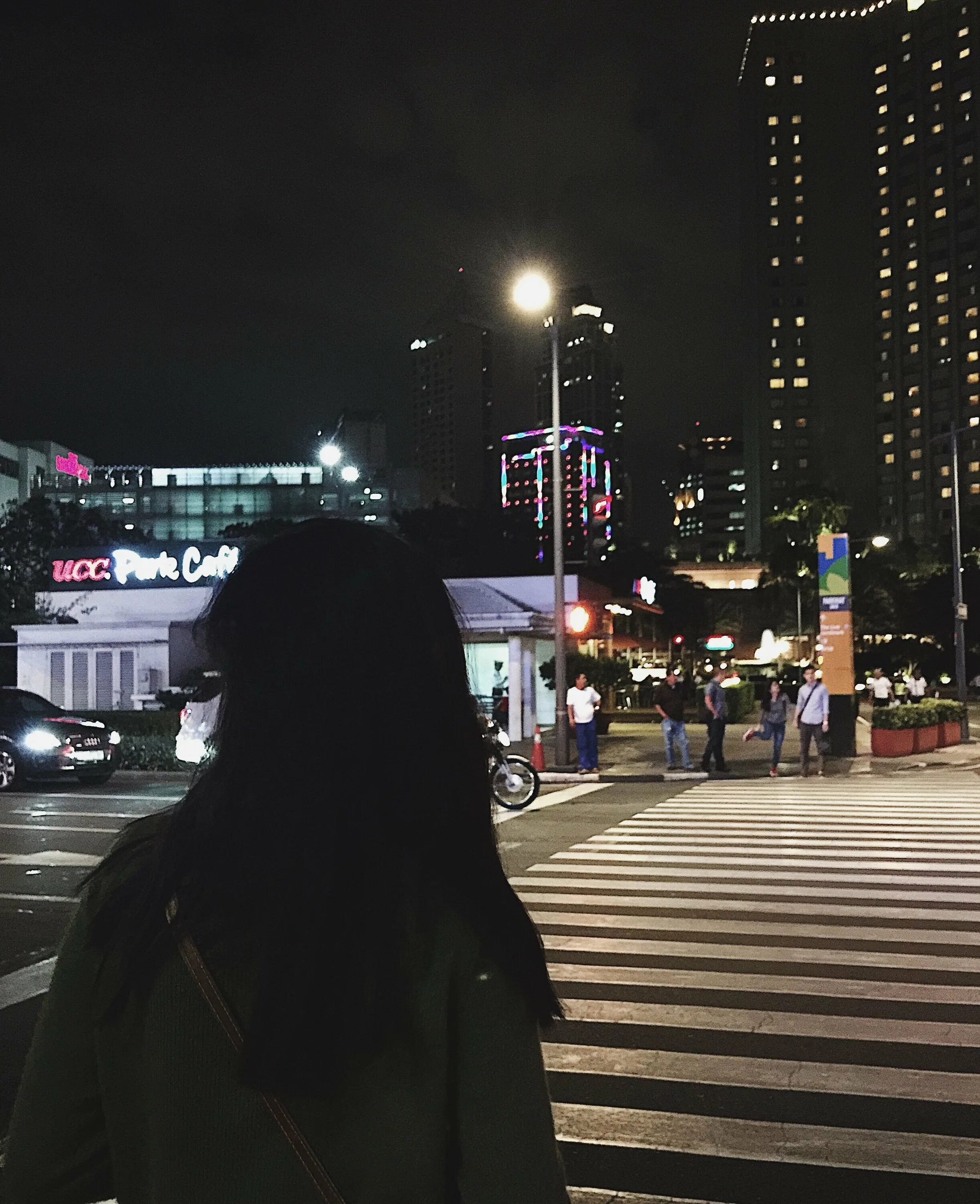 Кореянка на улице ночью. Девушка ночью в городе. Кореянки в ночном городе. Корейские девушки ночью. Размытые авы