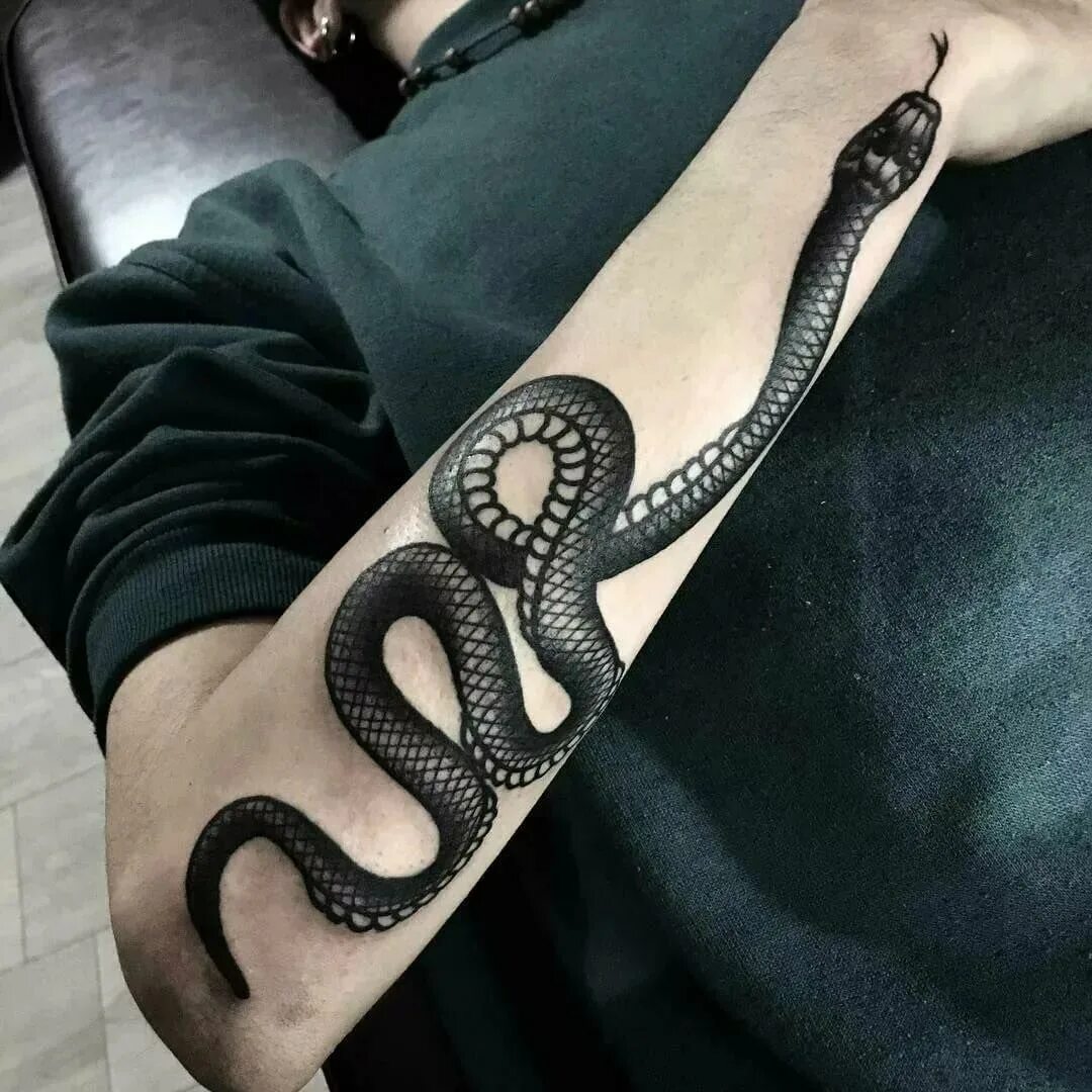 Что означает черная змея. Тату змея. Тату змеи на руке. Тату змея на руке мужской. Тату змея обвиваюшию руку.