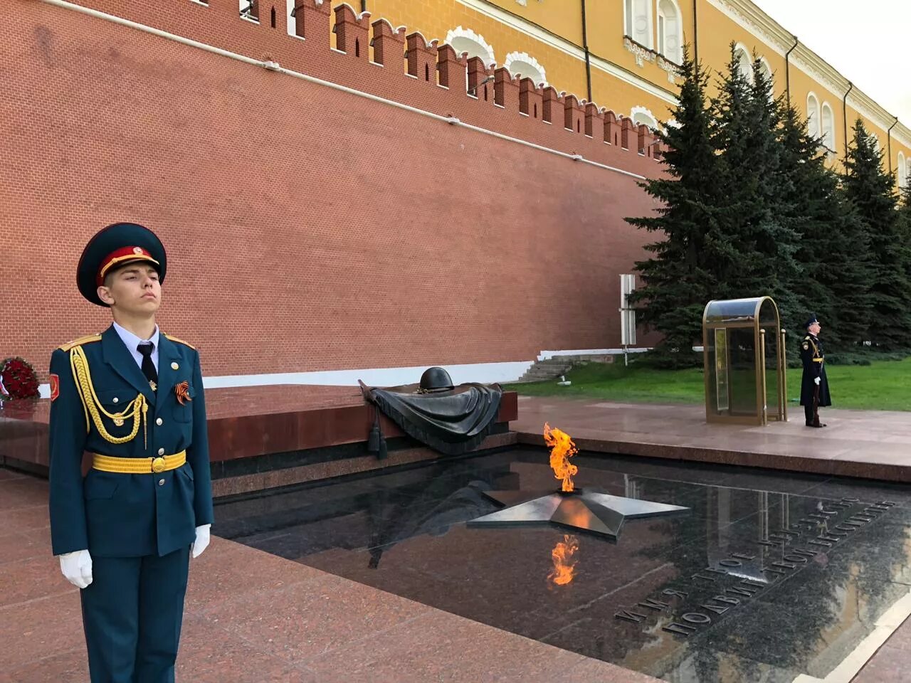 Пост 1 память. Почетный караул у могилы неизвестного солдата в Москве. Почётный караул у вечного огня в Москве. Солдаты у вечного огня в Москве. Пост у могилы неизвестного солдата в Москве.