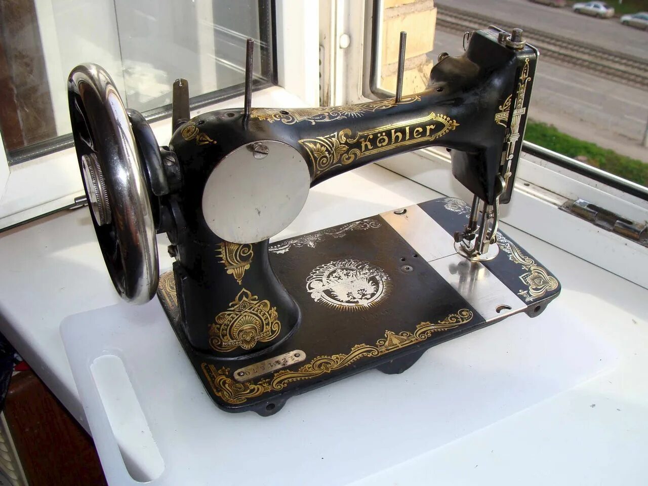 Немецкая швейная машинка. Швейная машина немецкая Старая. Старая Германская швейная машинка. Германские Швейные машины.