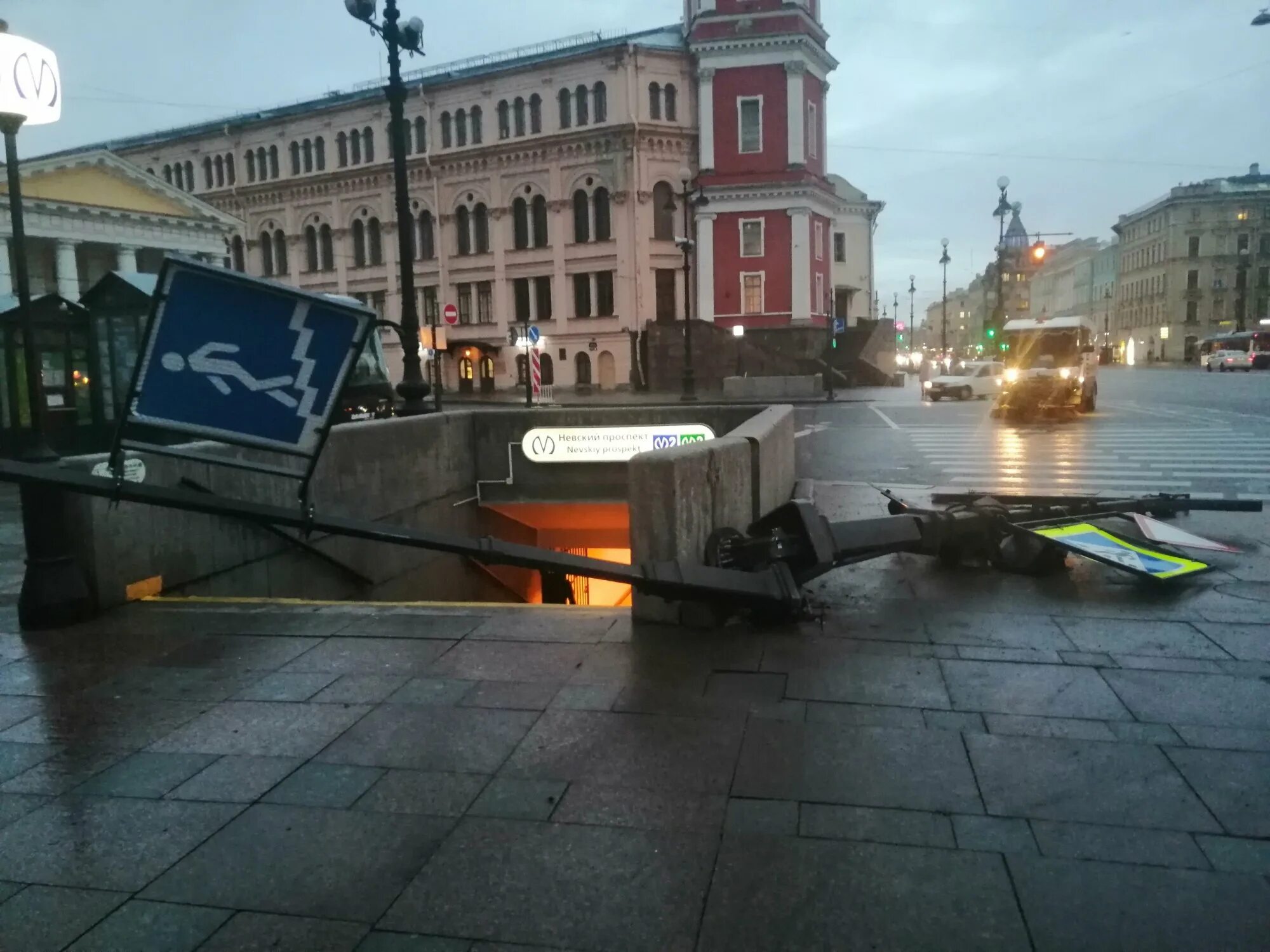 Упал дорожные знаки. Подземный переход на Невском проспекте СПБ.